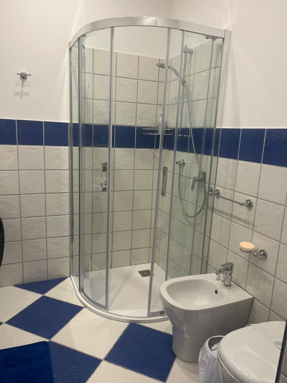 Bagno Appartamento Romantica con doccia e ceramica di Vietri
