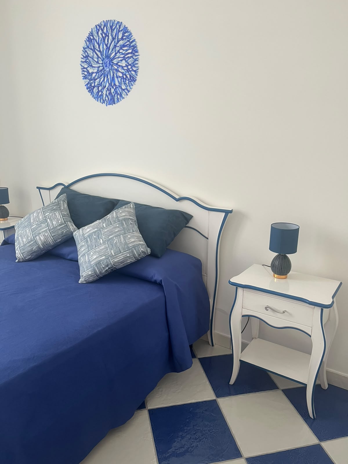 Appartamento Romantica - camera matrimoniale con letto blu e decoro corallo