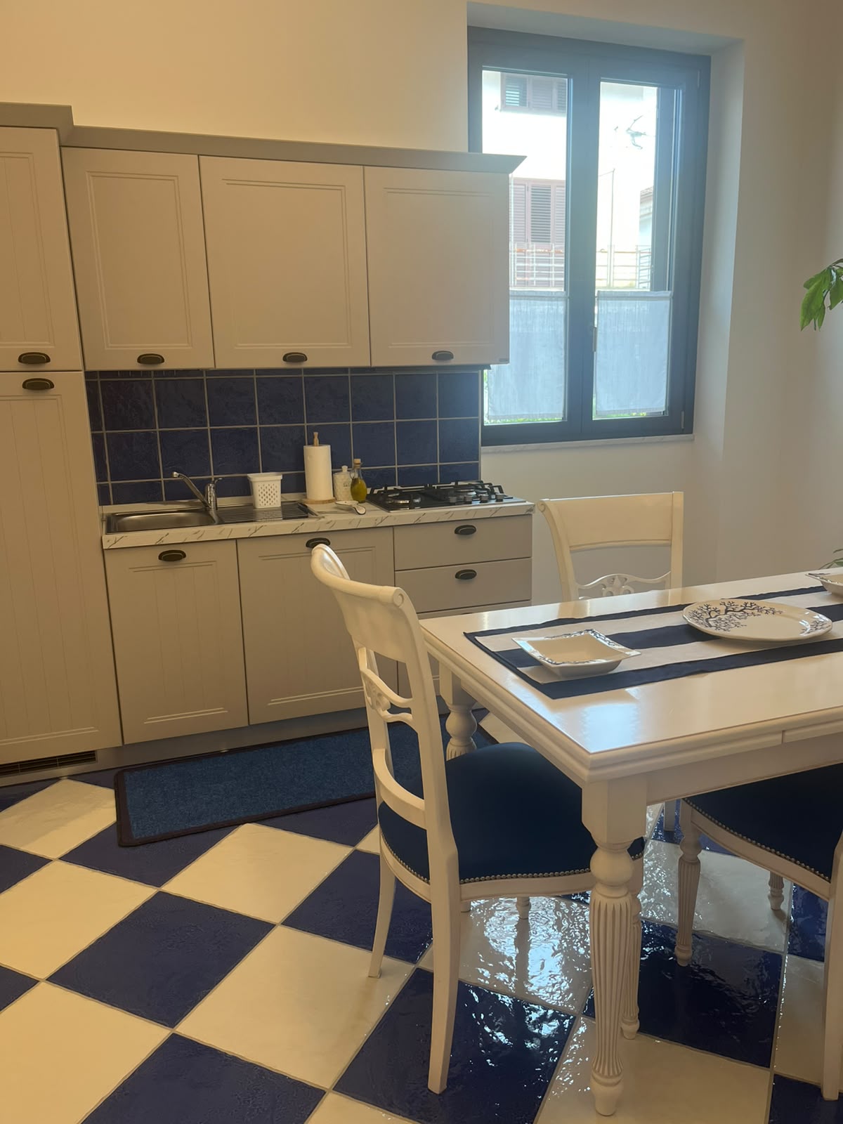 Cucina con vista sulla finestra Appartamento Romantica