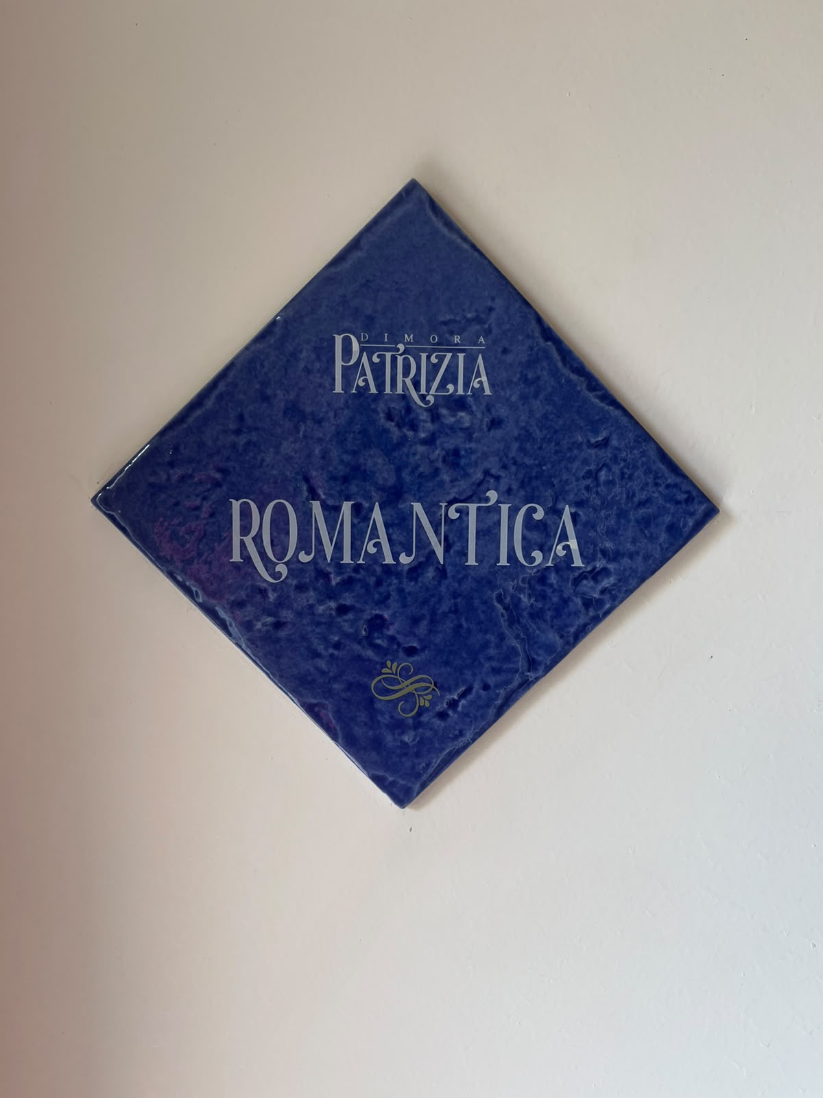 Targa in ceramica di Vietri dell'Appartamento Romantica
