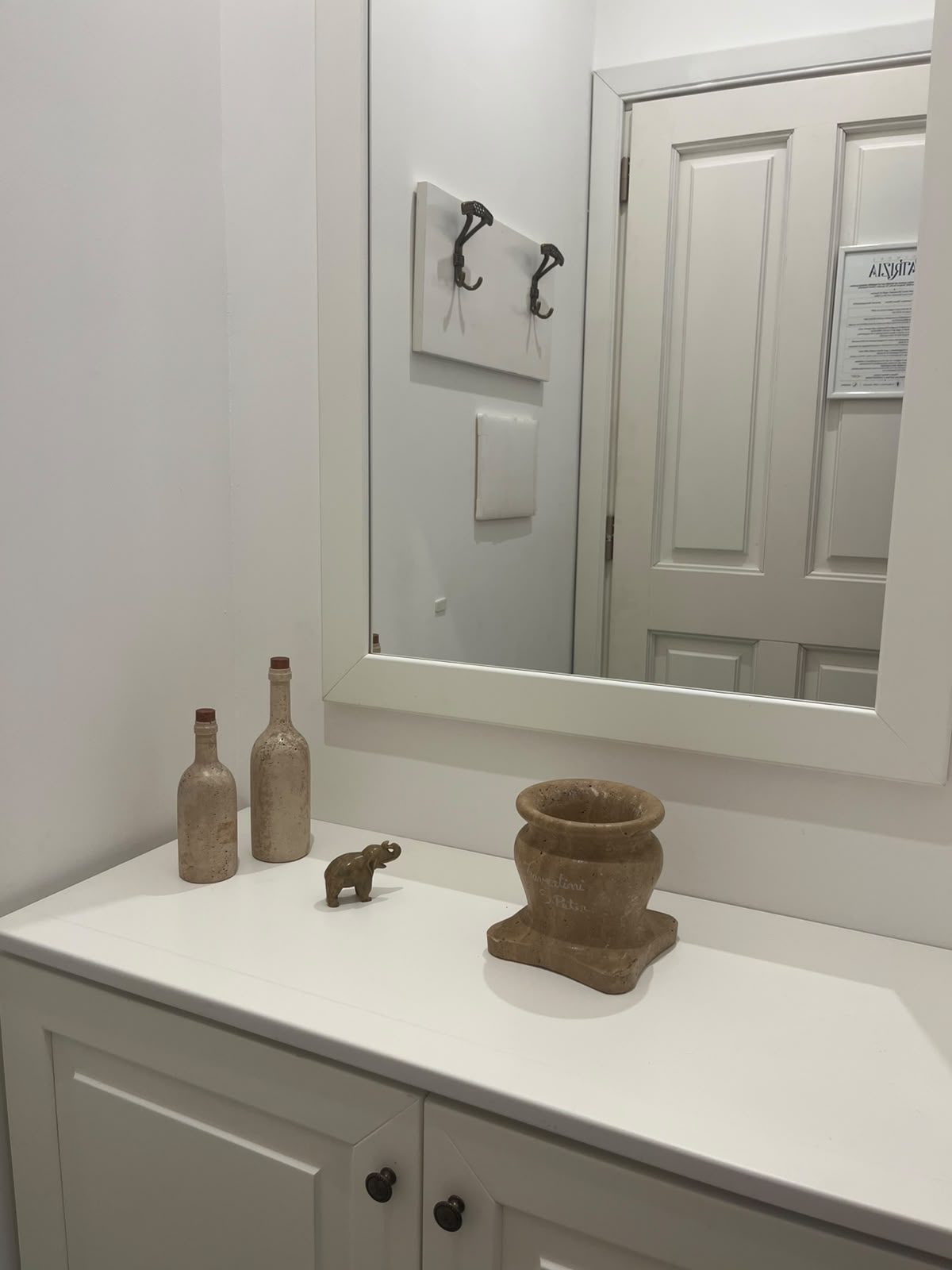 Dettaglio vaso e decorazioni del bagno Appartamento Serena