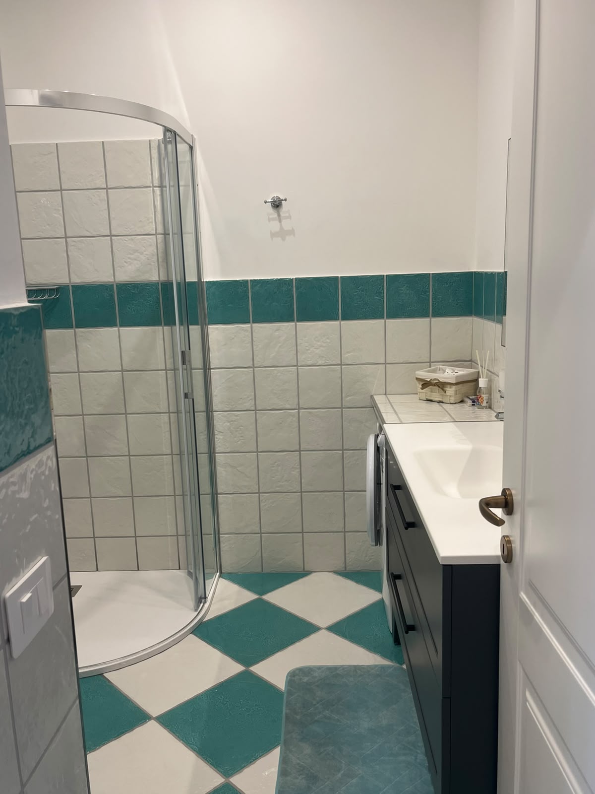 Doccia e mobile del bagno Appartamento Serena
