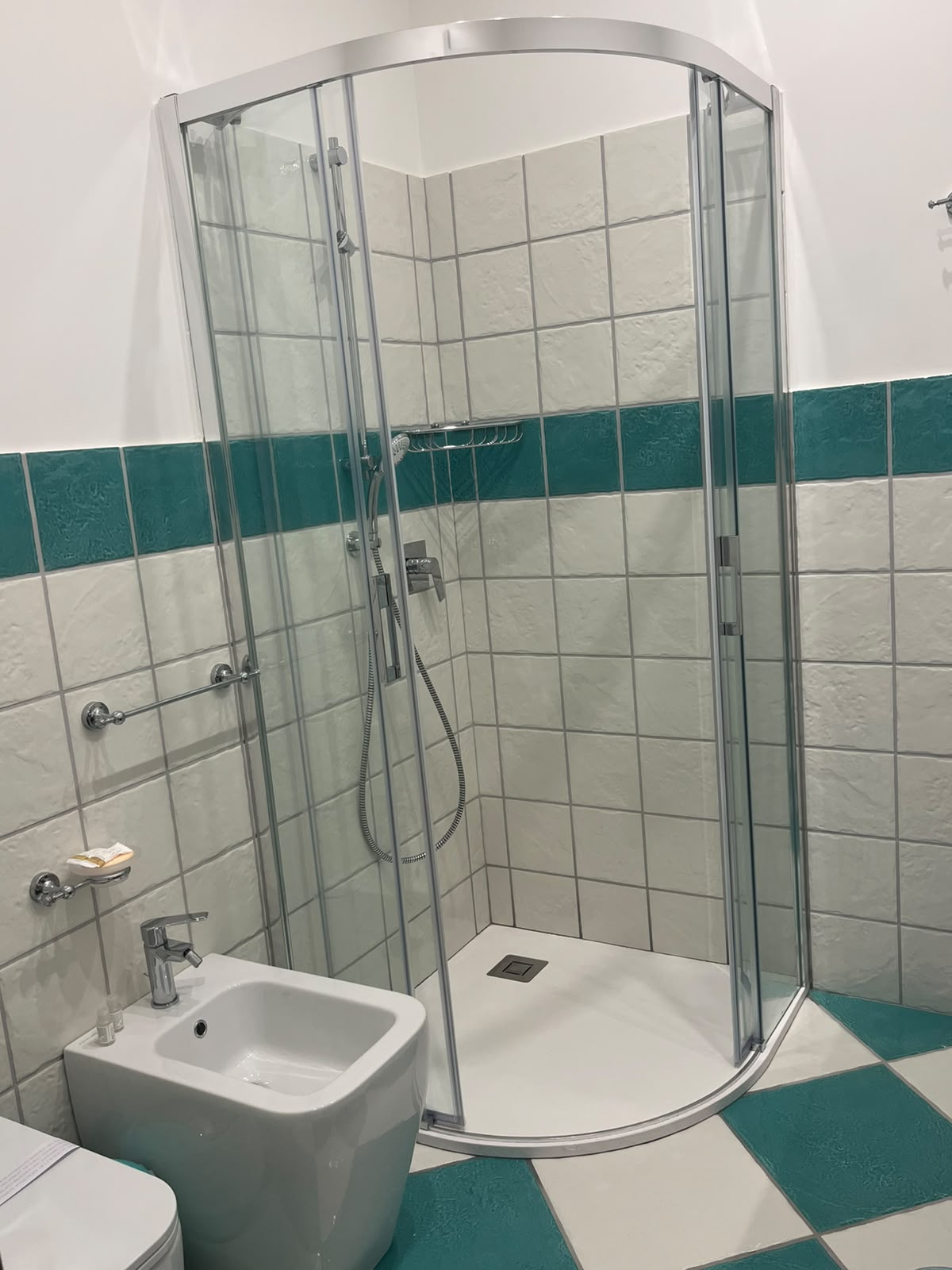 Bagno Appartamento Serena con doccia e ceramica di Vietri verde