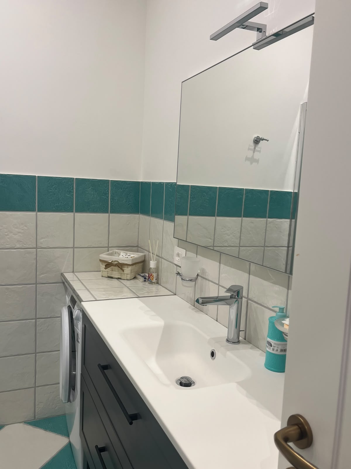 Lavabo e specchio del bagno Appartamento Serena