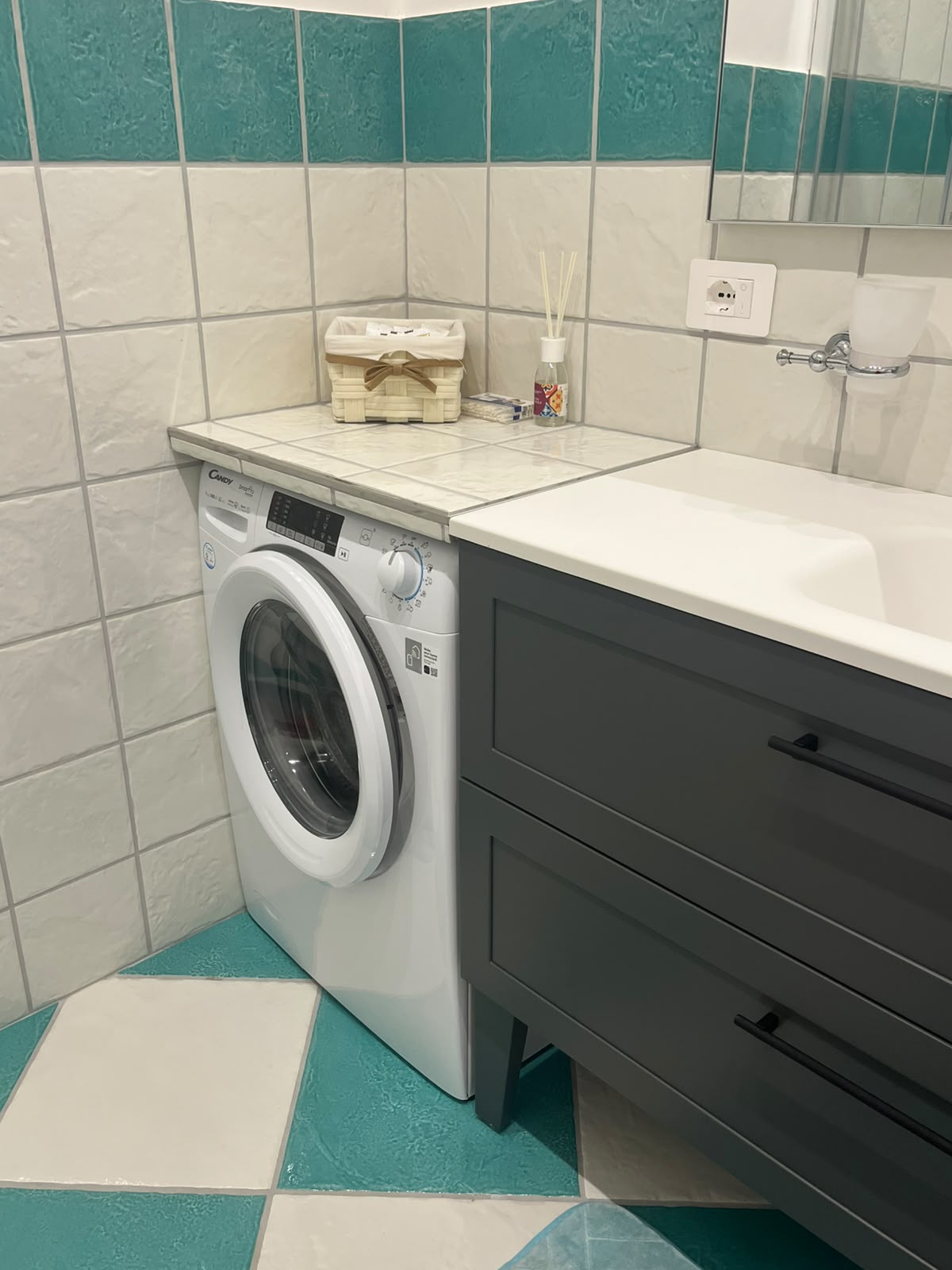 Lavatrice e mobile bagno dell'Appartamento Serena