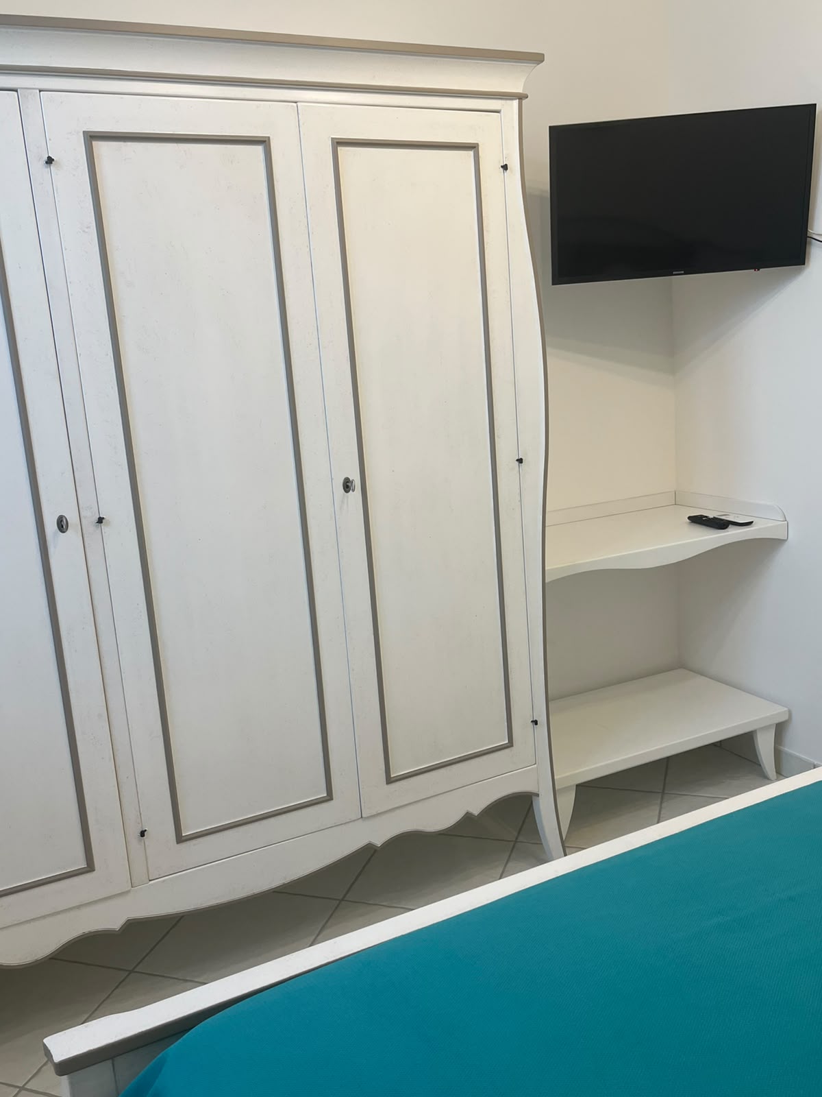 Camera da letto Appartamento Serena con armadio in legno massello