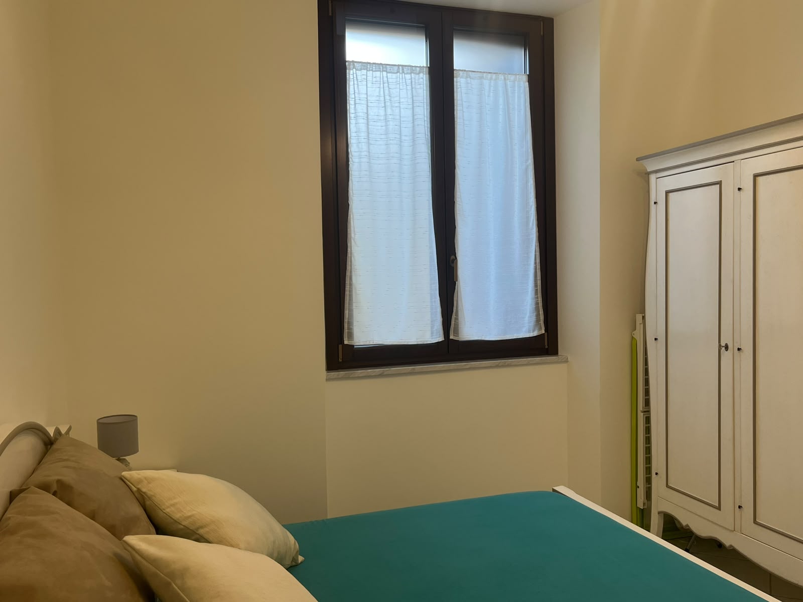 Finestra con tende della camera da letto Appartamento Serena