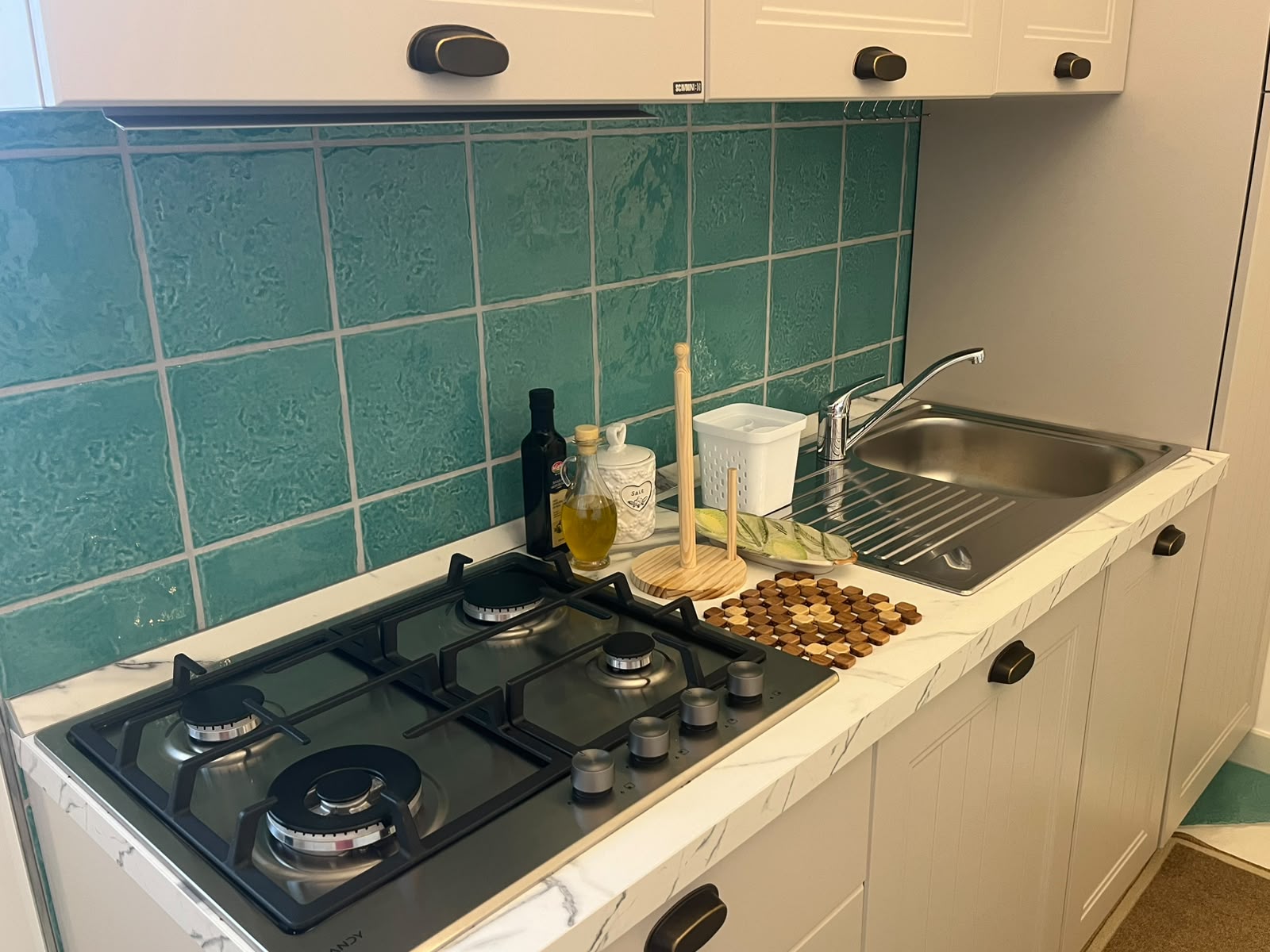 Lavello e piano cottura della cucina Appartamento Serena