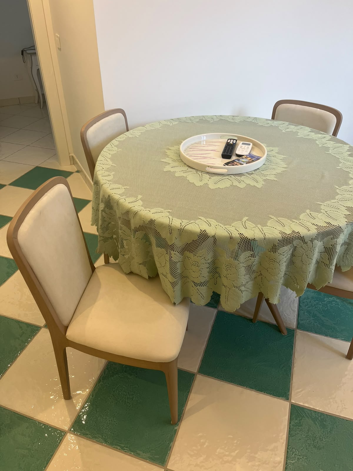 Tavolo da pranzo apparecchiato dell'Appartamento Serena