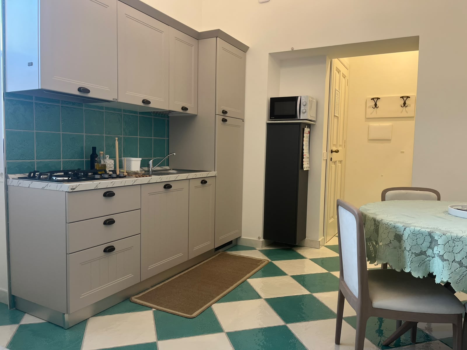Sala pranzo Appartamento Serena con lampadario in vetro di Murano