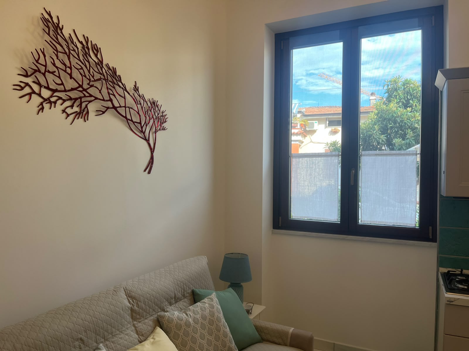 Decoro corallo e finestra del soggiorno Appartamento Serena