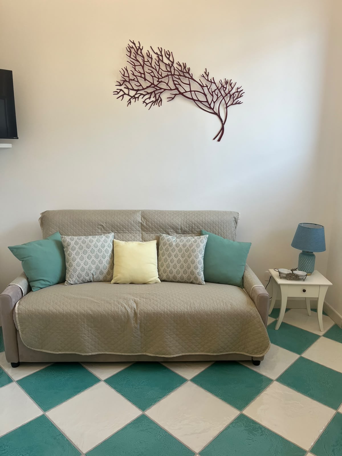 Divano con decoro corallo del soggiorno Appartamento Serena