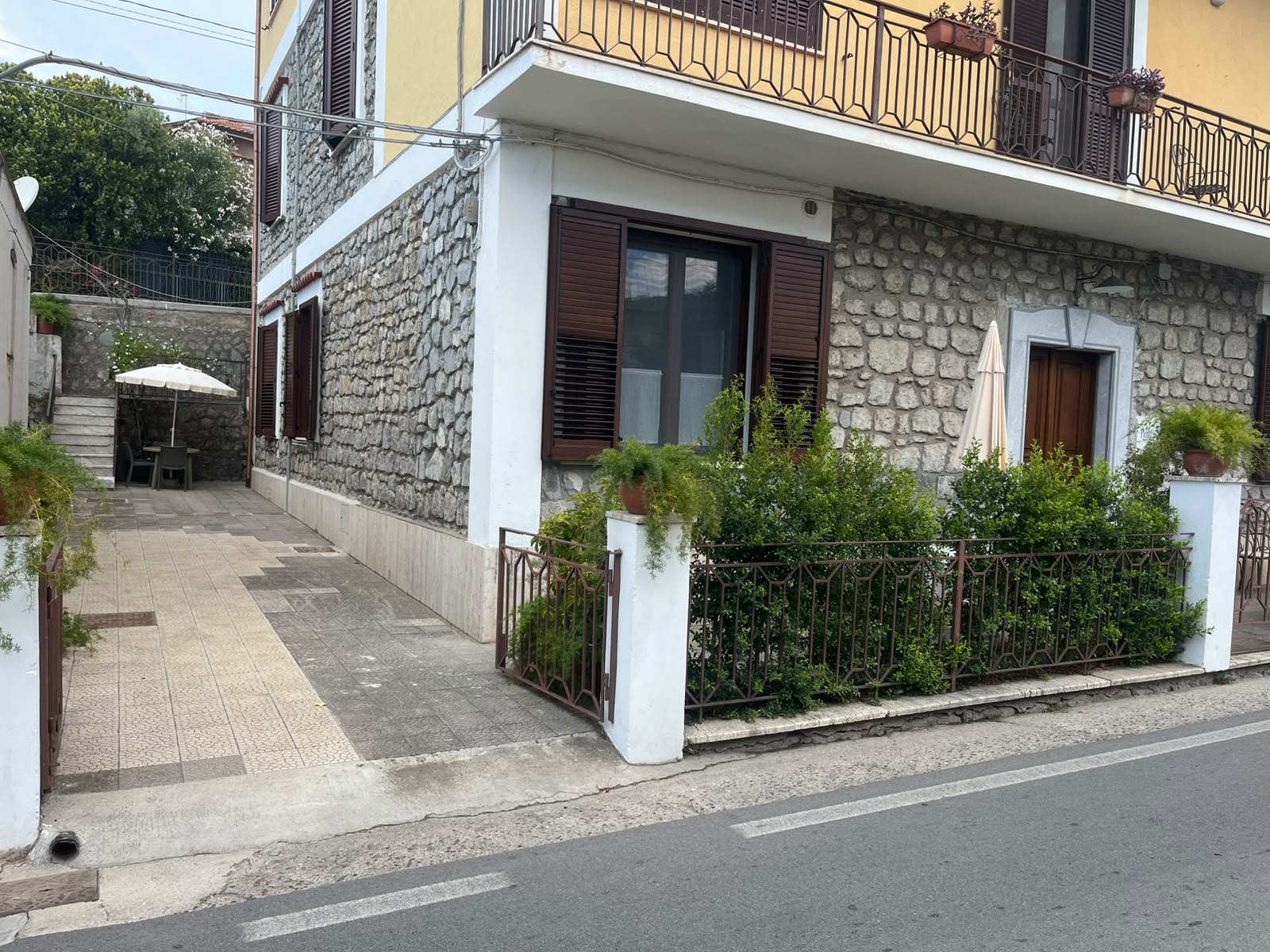 Angolo dell'edificio con ingresso laterale Dimora Patrizia