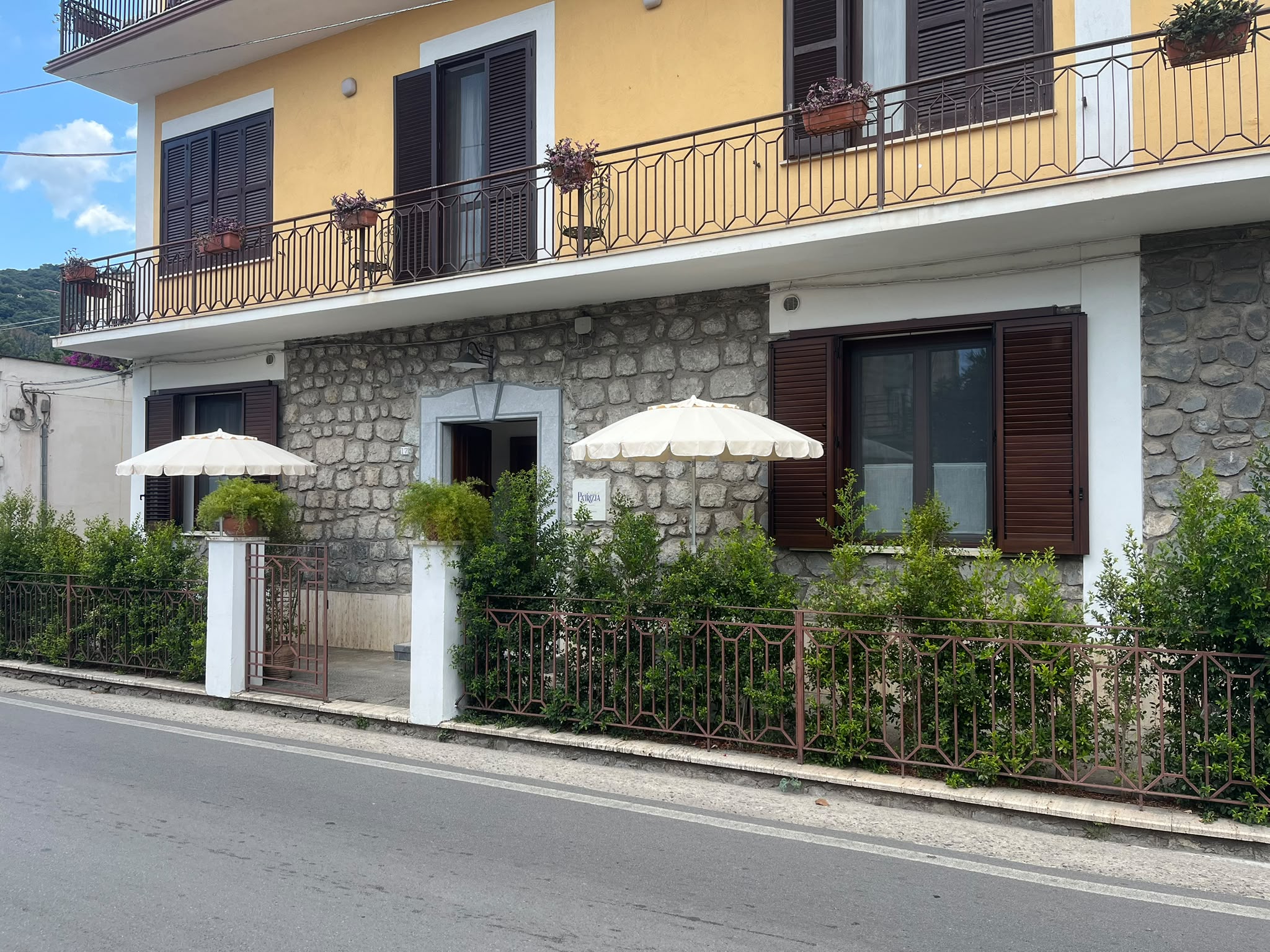 Ingresso di Dimora Patrizia con facciata in pietra a Scario