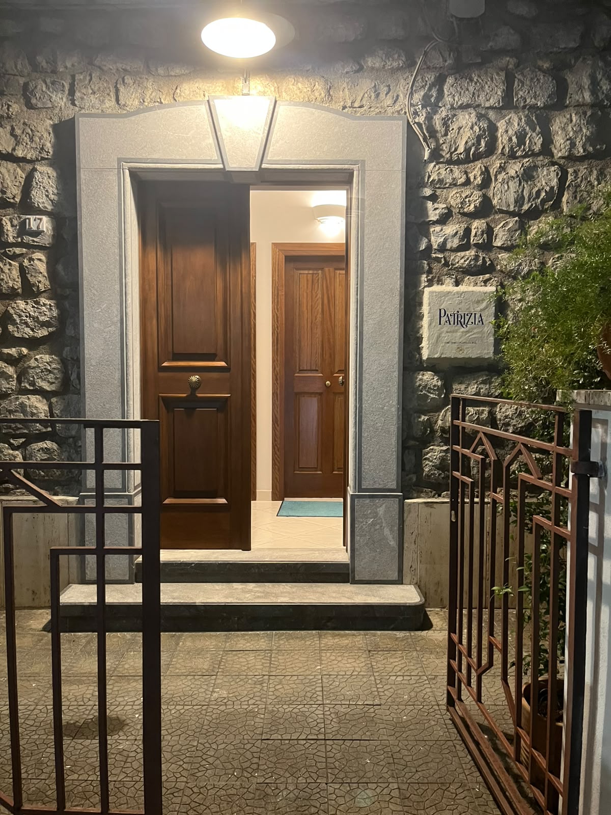 Ingresso serale con targa Dimora Patrizia