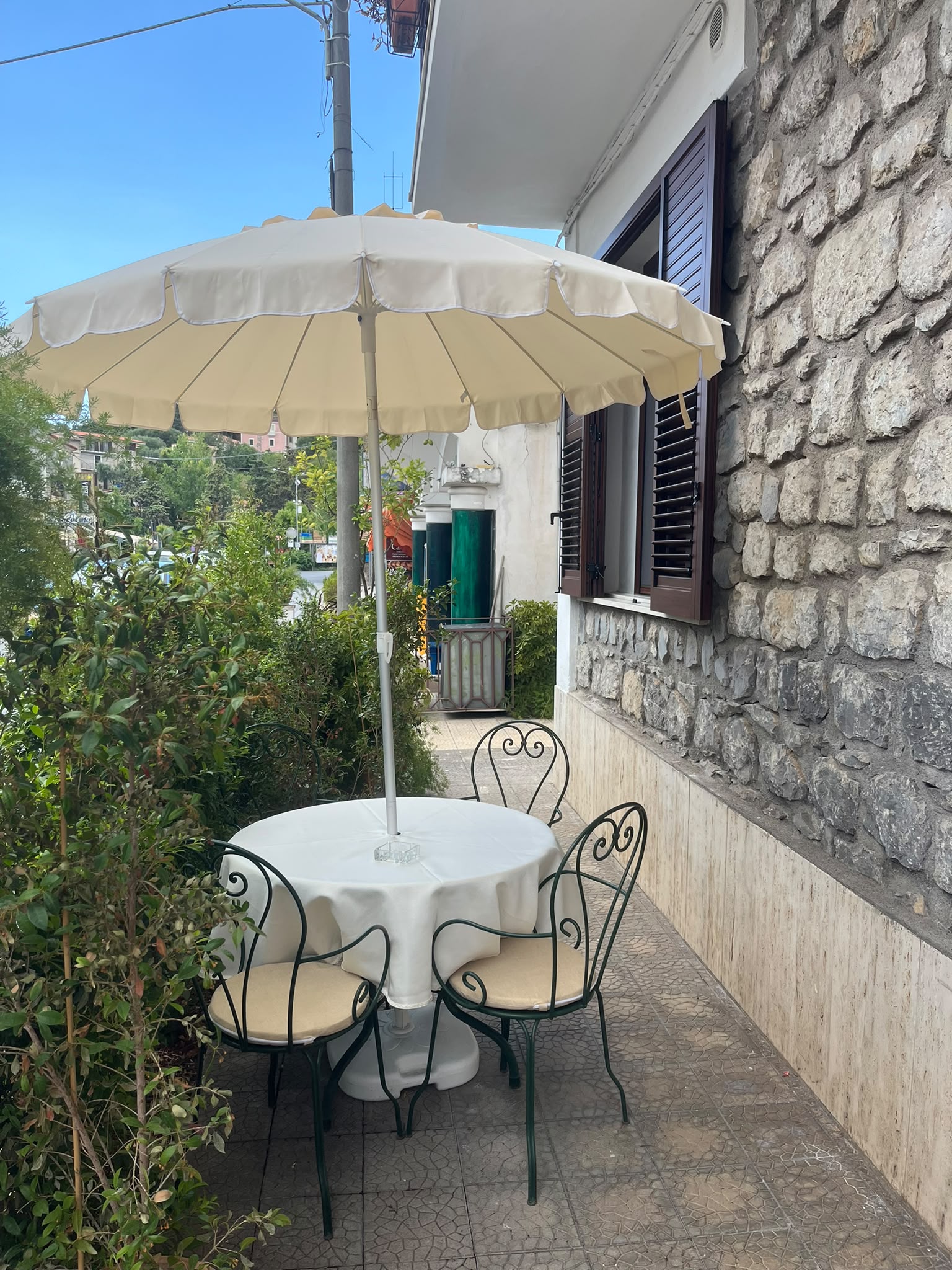 Patio laterale con ombrellone di Dimora Patrizia a Scario