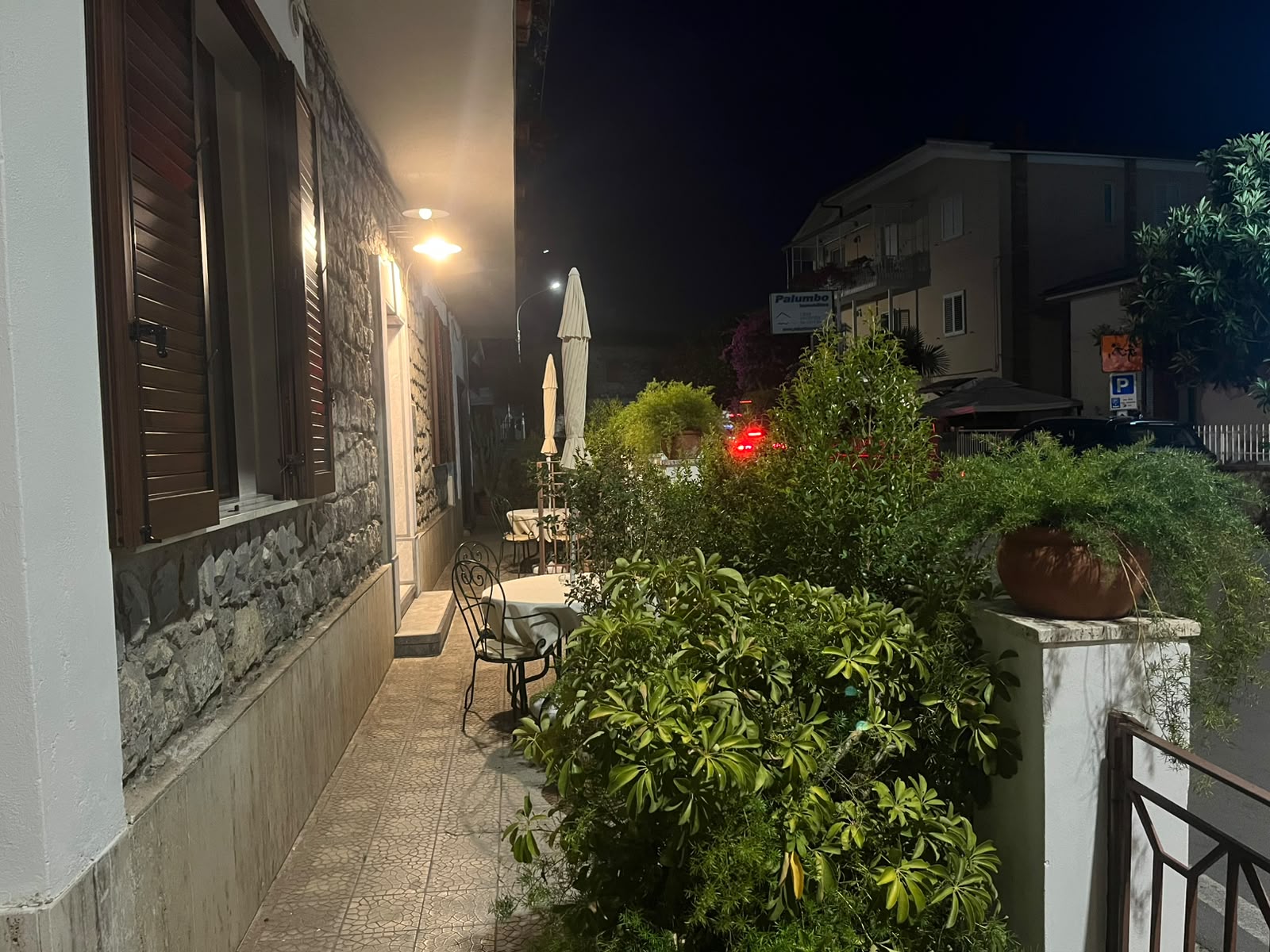 Patio diurno con tavoli apparecchiati Dimora Patrizia