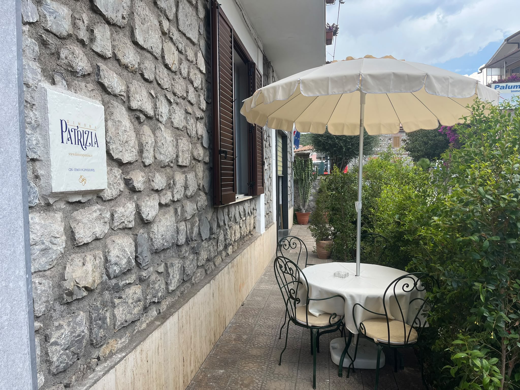 Terrazza esterna con ombrellone di Dimora Patrizia a Scario