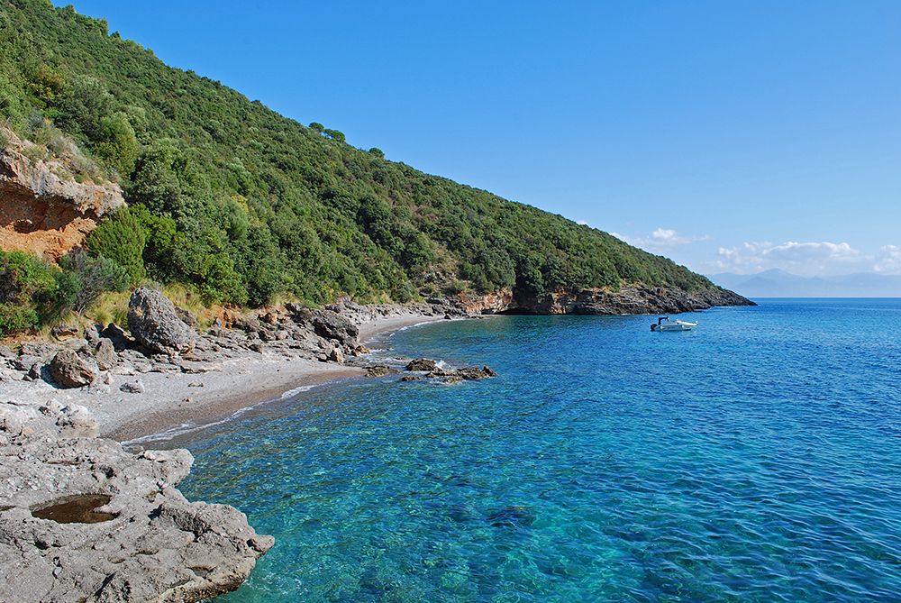 Grotta marina sulla costa degli Infreschi
