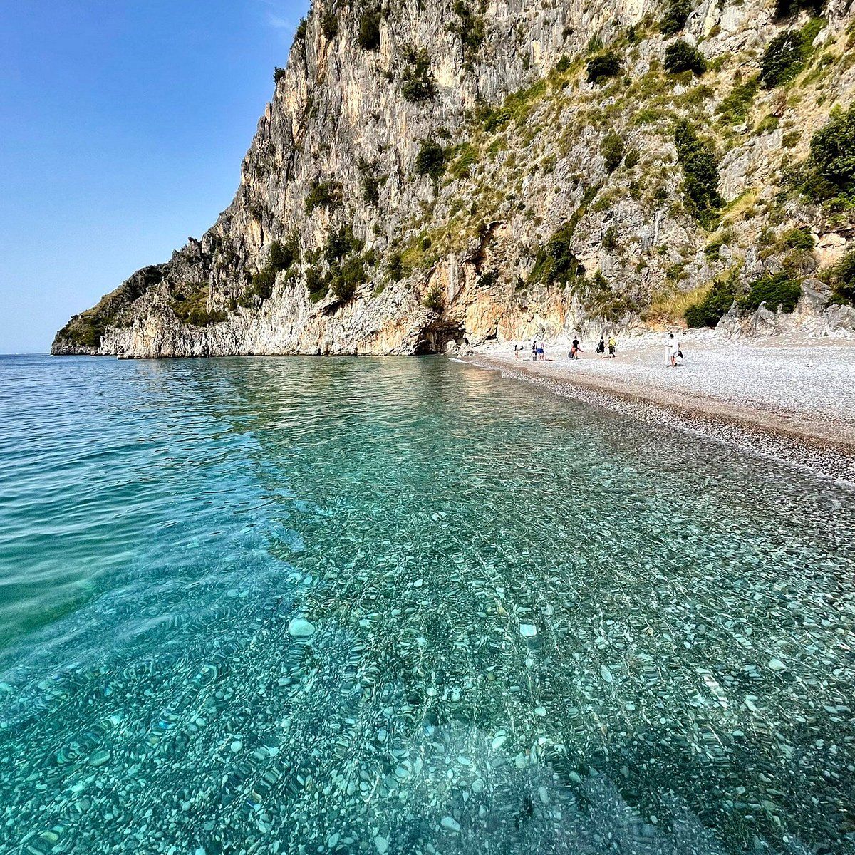 Scogliere a picco sul mare nella Costa della Masseta