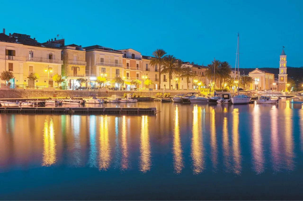 Scorcio del lungomare di Scario al tramonto